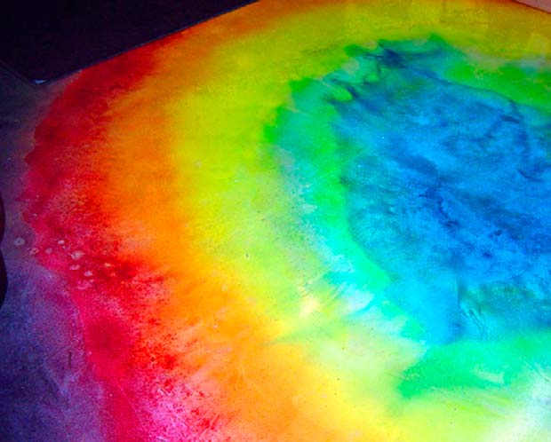Spiral coloring in a polished floor. Note how the artisan purposely created an effect that has one color bleeding into the next.