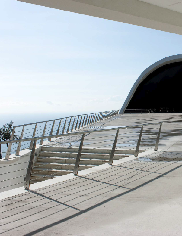 Maintenance of the terrace requires only a regular washing, thanks to the longevity of the chosen materials