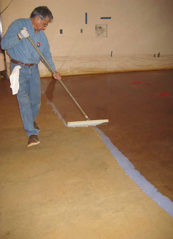 Julio Hallack uses a Padco T-bar applicator. Photo courtesy of Julio Hallack