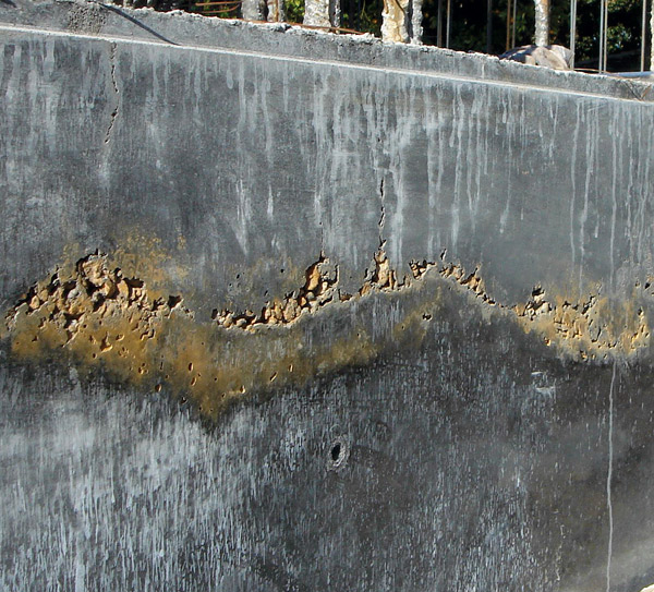 A mixture of colorant, aggregate and cement placed in formwork during a pour create a decorative vein in one of House 6s concrete walls. Photo by Cheng Design