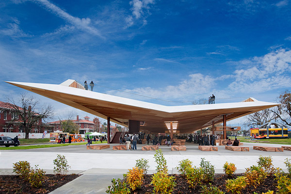 ductile concrete G8WAY DC, a unique multiuse pavilion with a 400-foot-long Ductal canopy, provides shelter below and a landscaped seating area above. It was designed by Davis Brody Bond and precast by Gate Precast. Photo courtesy of Davis Brody Bond