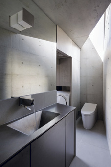 R·torso·C focuses on large openings facing the sky effectively incorporate the feeling of vastness in the homes interior