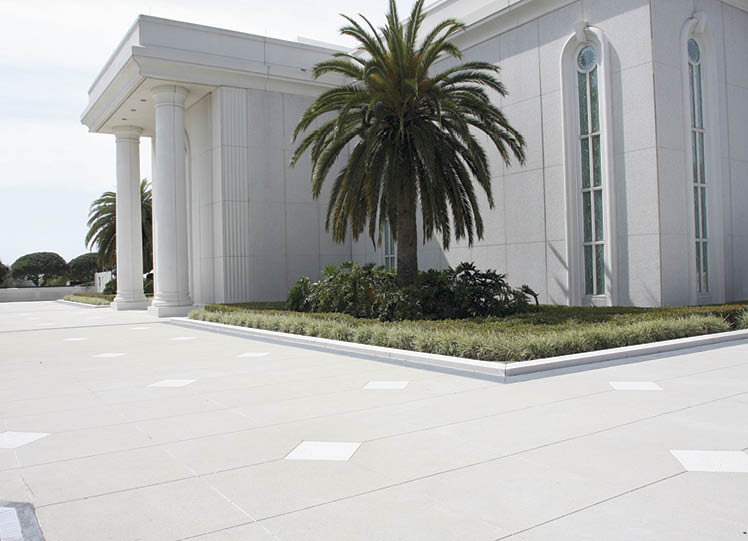 Limestone screenings add brightness and texture to the Orlando Temples plaza, with white concrete complementing the white precast temple exterior. Photo courtesy of Edwards Bomanite