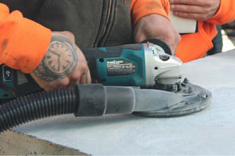 Makitas XAG21 cordless grinder with vacuum attachment
