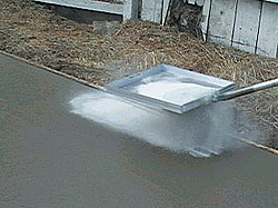 Color Spreader - The tool is a tray of steel mesh with an aluminum frame. Its 18.25 by 18.25 inches, weighs 3.35 pounds and attaches to the end of any standard screw-on or plug-in pole.