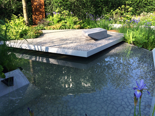 The reasons why the visual effect of the installation is so profound are to be looked for in the honest approach to the design work, adjusted to the underplayed but determinative application of technology-based crafts, all acting as pillars to support the overall design theme,