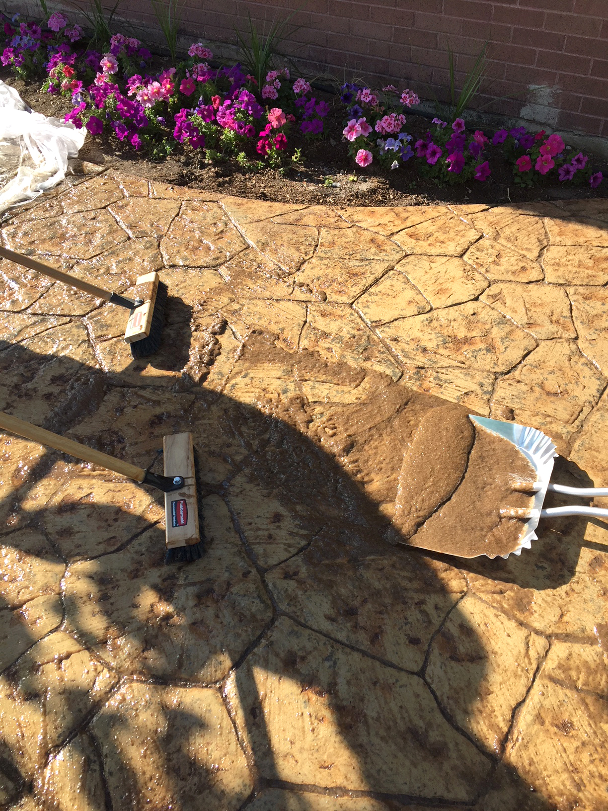 Ultrite Coating Remover does not contain methylene chloride, is low odor, and is safe for interior use. It is ideal for use in warehouses, industrial plants, schools, automotive plants, parking garages, plazas, and service stations.