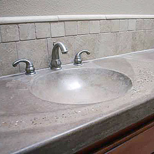A rock strata creates a natural look, helping to make this bathroom decor more timeless.